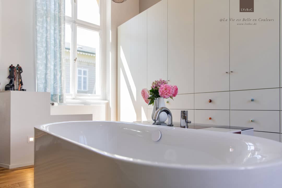 Badezimmer Aussschnitt mit freistehender Badewanne und Kleiderschrank