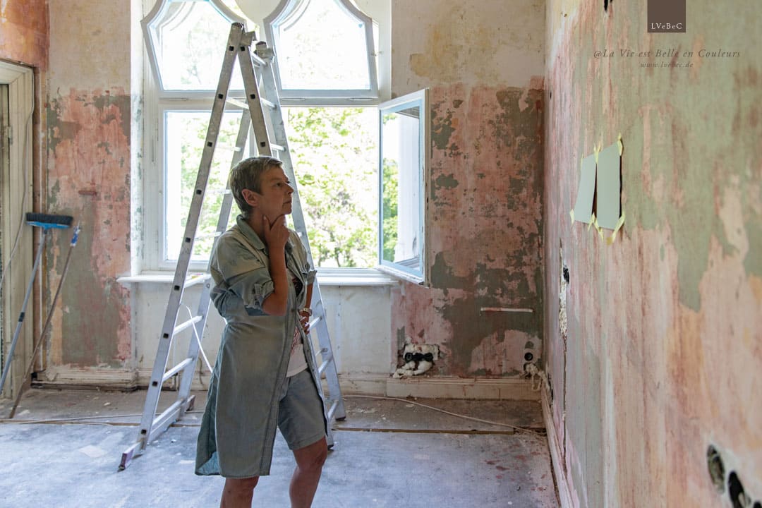 Auswahl Farben an Hand von Farbkarten auf der Baustelle