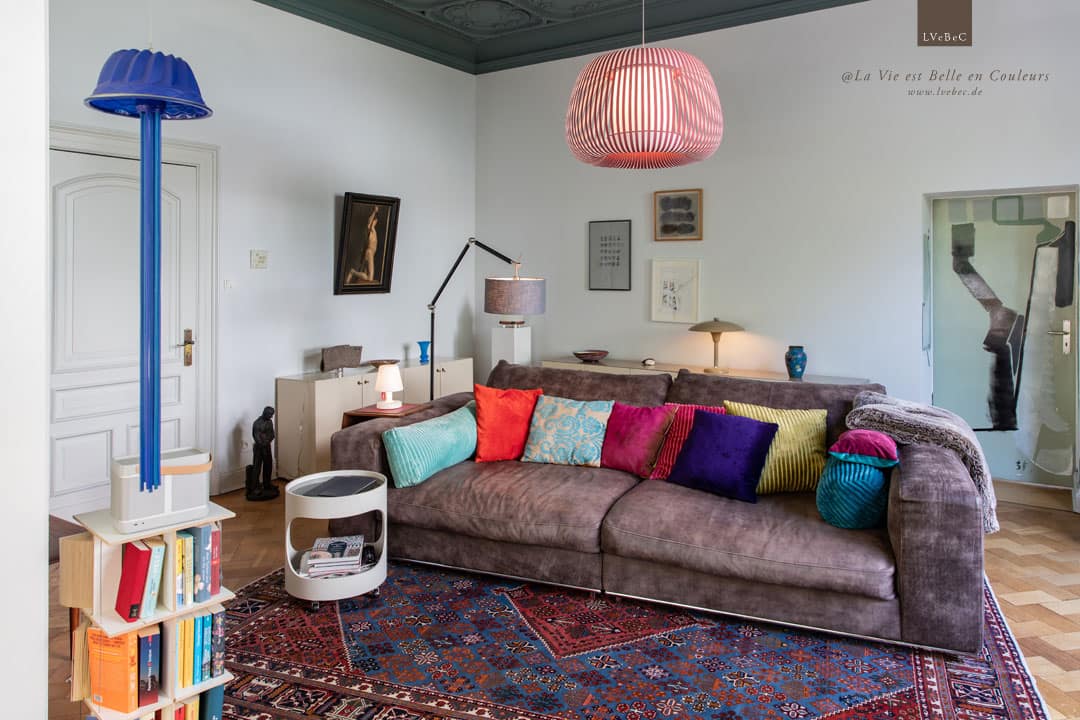 Stilmix im Wohnzimmer mit Loungesofa aus braunem Leder