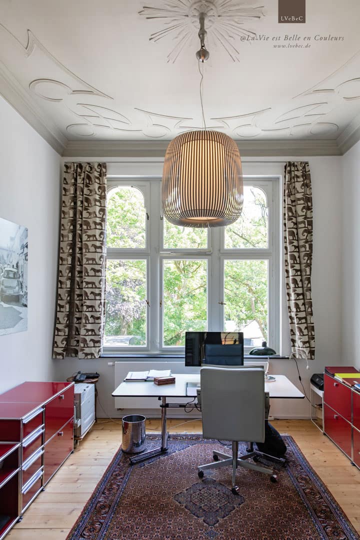 Arbeitszimmer in grautoenen mit USM Interieur in Rot