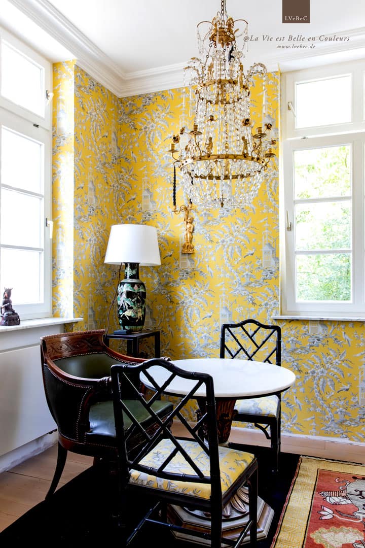 Farbkonzept Teezimmer mit gelber, asiatischer Tapete und weißer Decke